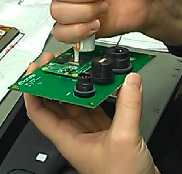 }


**Spread adhesive in position shown see pic**

**
Insert GPS puck antenna in through hole on PCB as shown in above pic.**

**Clip GPS into position as shown in pictures below.**

{{:internal:proddocs:5185-4.png?600|